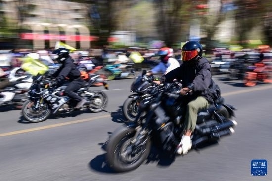 這是4月30日在新疆烏魯木齊市舉行的巡游活動上拍攝的摩托機(jī)車方陣。