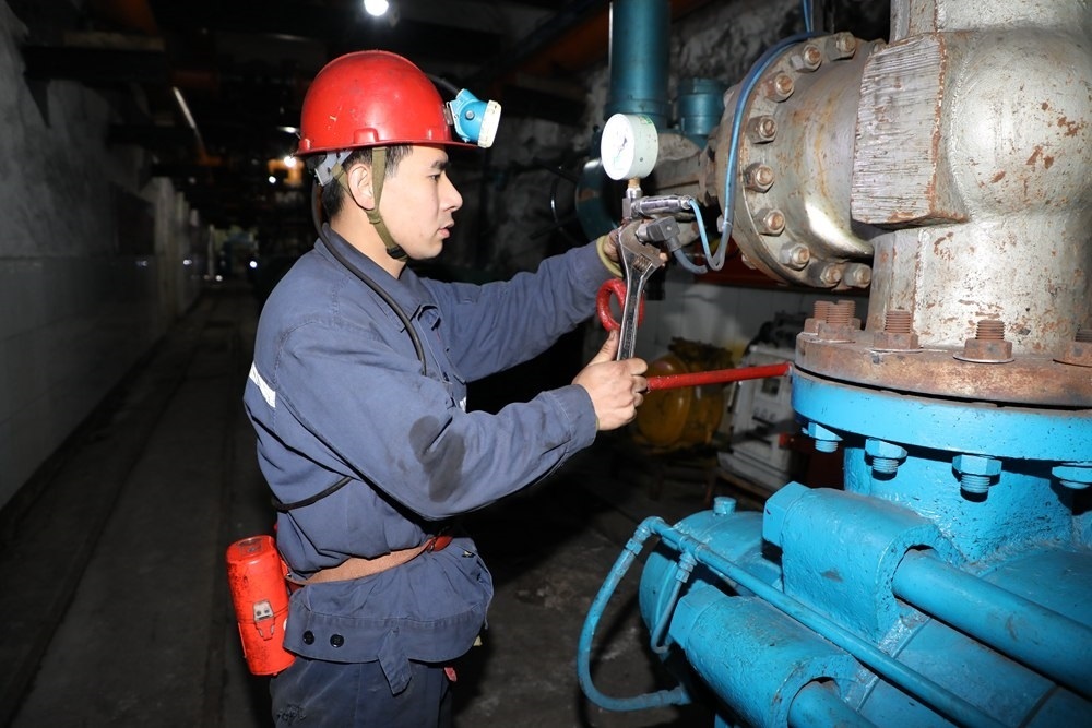 2024年4月30日，冀中能源峰峰集團新屯礦機電區(qū)副區(qū)長顧博在井下泵房檢修水泵。新華社發(fā)