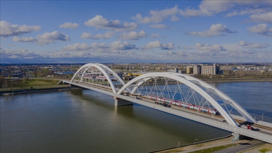 △2024年3月12日，一列火車運行在匈塞鐵路塞爾維亞境內(nèi)貝諾段諾維薩德多瑙河大橋上。