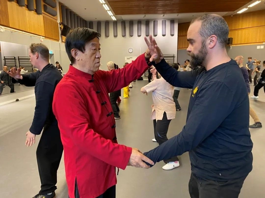 陳正雷老師親自示范指導。斯德哥爾摩中國文化中心供圖