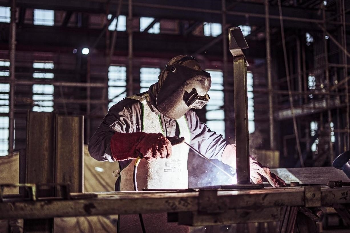 工人在沙特國王港項目現(xiàn)場進行焊接操作。山東電建供圖