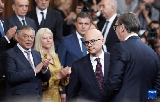  5月2日，在塞爾維亞貝爾格萊德，新一任政府總理武切維奇（中）出席就職儀式。新華社發(fā)（普雷德拉格·米洛薩夫列維奇攝）