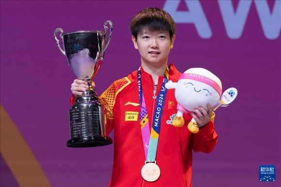 2024年4月21日，在2024年澳門國際乒聯(lián)女子世界杯決賽中，孫穎莎奪得冠軍。圖為孫穎莎在頒獎(jiǎng)臺(tái)上。新華社記者 張金加 攝