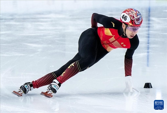 2024年2月18日，第十四屆全國冬季運(yùn)動(dòng)會(huì)短道速滑（公開組）男子1000米決賽，孫龍奪得冠軍，圖為吉林隊(duì)選手孫龍?jiān)诒荣愔小Ｐ氯A社記者 李博 攝
