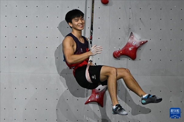 2024年4月13日，在江蘇吳江舉行的2024年國際攀聯(lián)攀巖世界杯（吳江站）男子速度決賽中，中國選手伍鵬獲得冠軍。圖為中國選手伍鵬在決賽后慶祝。新華社發(fā)（王須中攝）