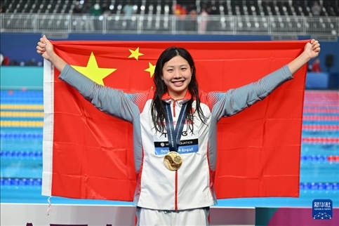 2024年2月13日，2024年世界游泳錦標(biāo)賽游泳項(xiàng)目女子100米蛙泳決賽在卡塔爾多哈舉行。圖為冠軍中國選手唐錢婷在頒獎(jiǎng)儀式后慶祝。新華社記者 薛宇舸 攝