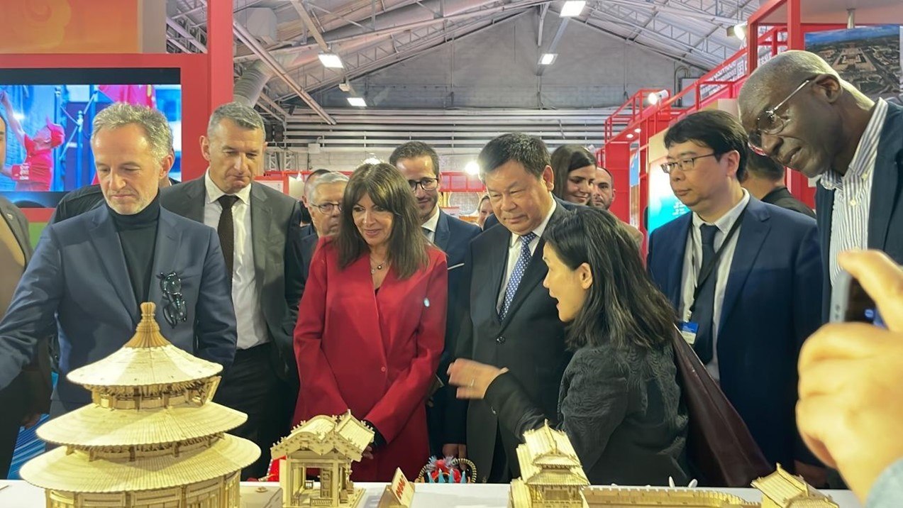 巴黎市市長安妮·伊達爾戈參觀展覽。主辦方供圖