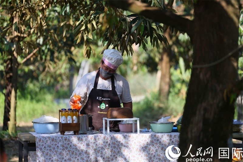工作人員正在準(zhǔn)備特色果汁。人民網(wǎng)記者 白元琪攝