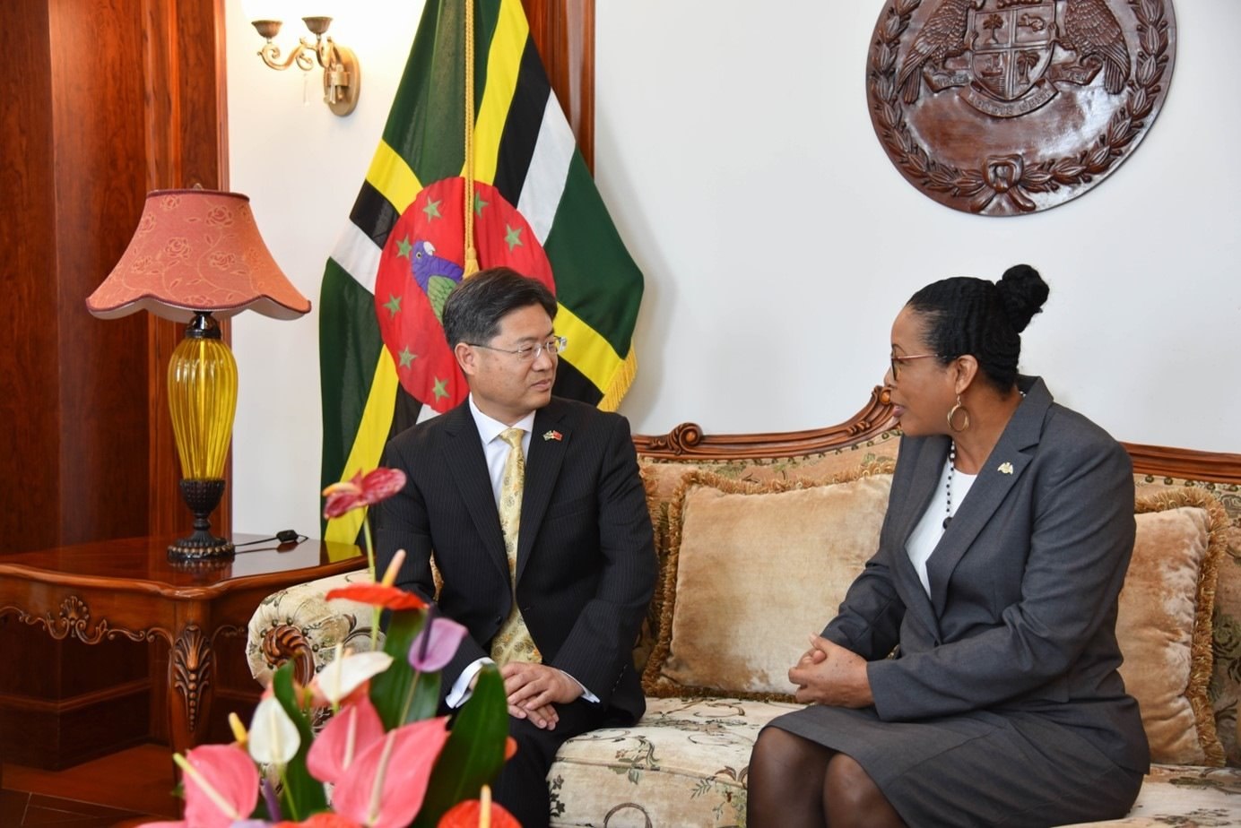 當(dāng)?shù)貢r(shí)間5月3日，中國新任駐多米尼克大使儲茂明（左）向多總統(tǒng)伯頓遞交國書。 中國駐多米尼克大使館供圖