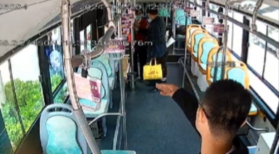 公交車上他一聲大吼！魏杰，好樣的！