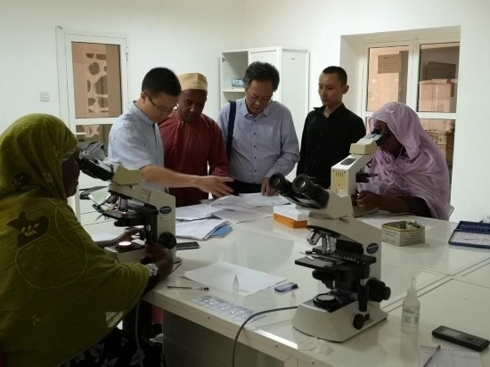 廣州中醫(yī)藥大學(xué)青蒿抗瘧援外醫(yī)療隊(duì)考察科摩羅國(guó)家瘧疾防治中心實(shí)驗(yàn)室。