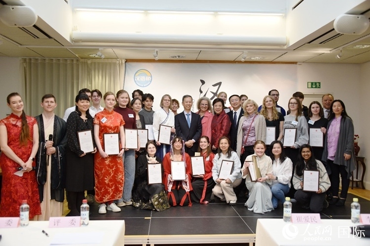 中國駐瑞典大使崔愛民、使館負責(zé)教育事務(wù)的黃立瓊參贊、預(yù)選賽評委老師和指導(dǎo)老師，以及所有獲獎選手合影留念。人民網(wǎng)記者 殷淼攝