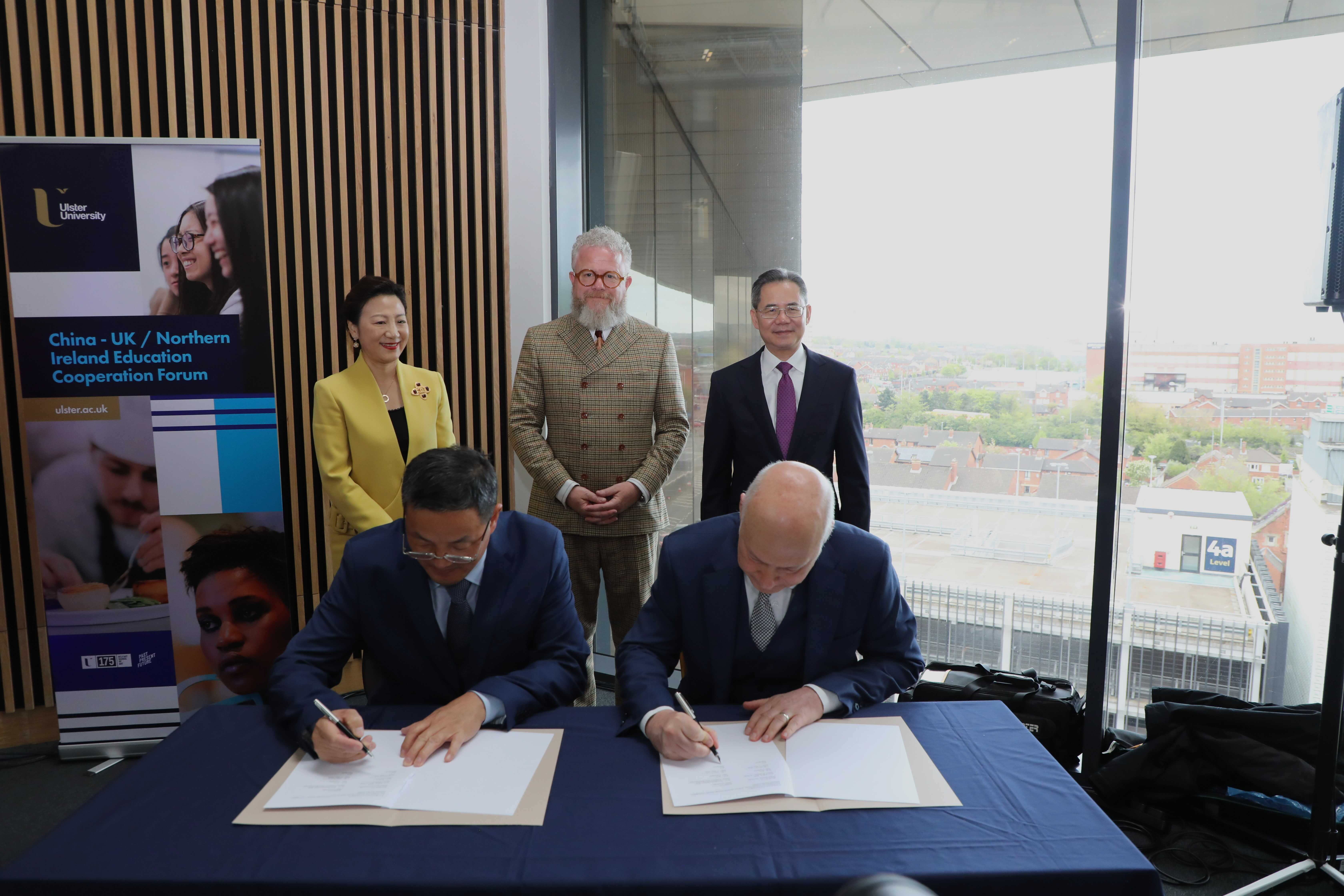 湖北師范大學同奧斯特大學簽署共建教育語言文化交流中心的協(xié)議現(xiàn)場。中國駐英國大使館供圖