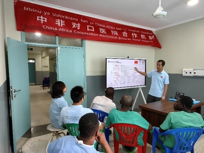 王林醫(yī)生開展術(shù)后疼痛管理的專題講座。中國（江蘇）第33期援桑給巴爾醫(yī)療隊(duì)供圖