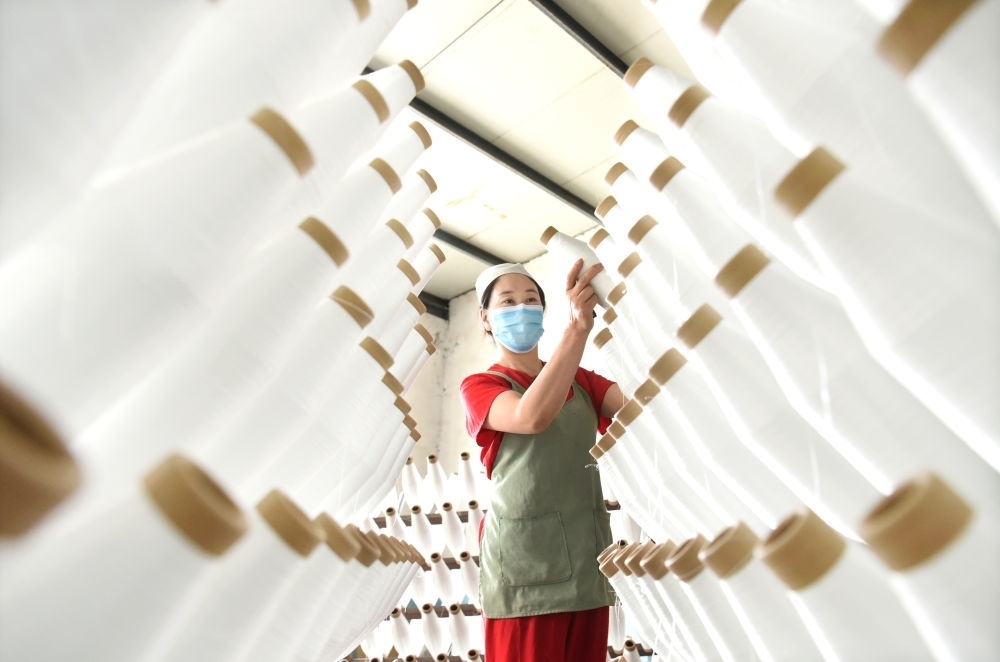 2024年5月1日，工人在山東省淄博市沂源縣悅莊工業(yè)園一玻纖企業(yè)整理加工的產(chǎn)品。新華社發(fā)（趙東山攝）