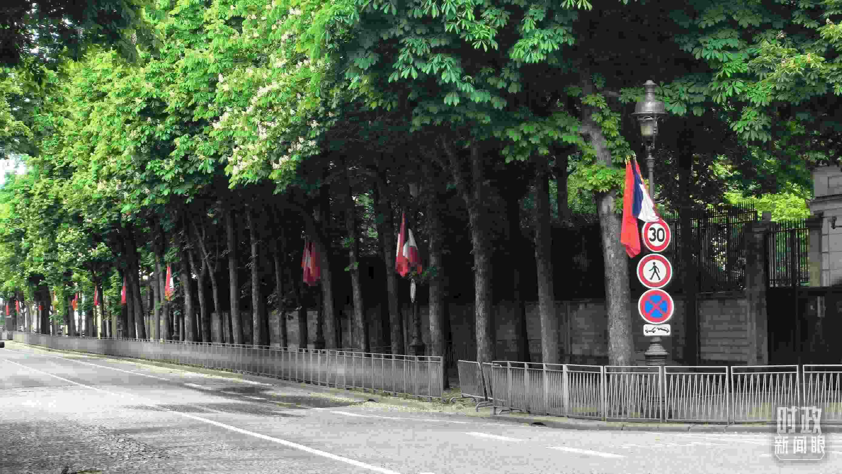 △巴黎道路兩側(cè)懸掛中法兩國(guó)國(guó)旗。（總臺(tái)央視記者鄂介甫拍攝）