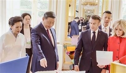 △當(dāng)?shù)貢r間5月6日下午，在中法領(lǐng)導(dǎo)人會談前，習(xí)近平主席向馬克龍總統(tǒng)贈送中國翻譯的法國小說。