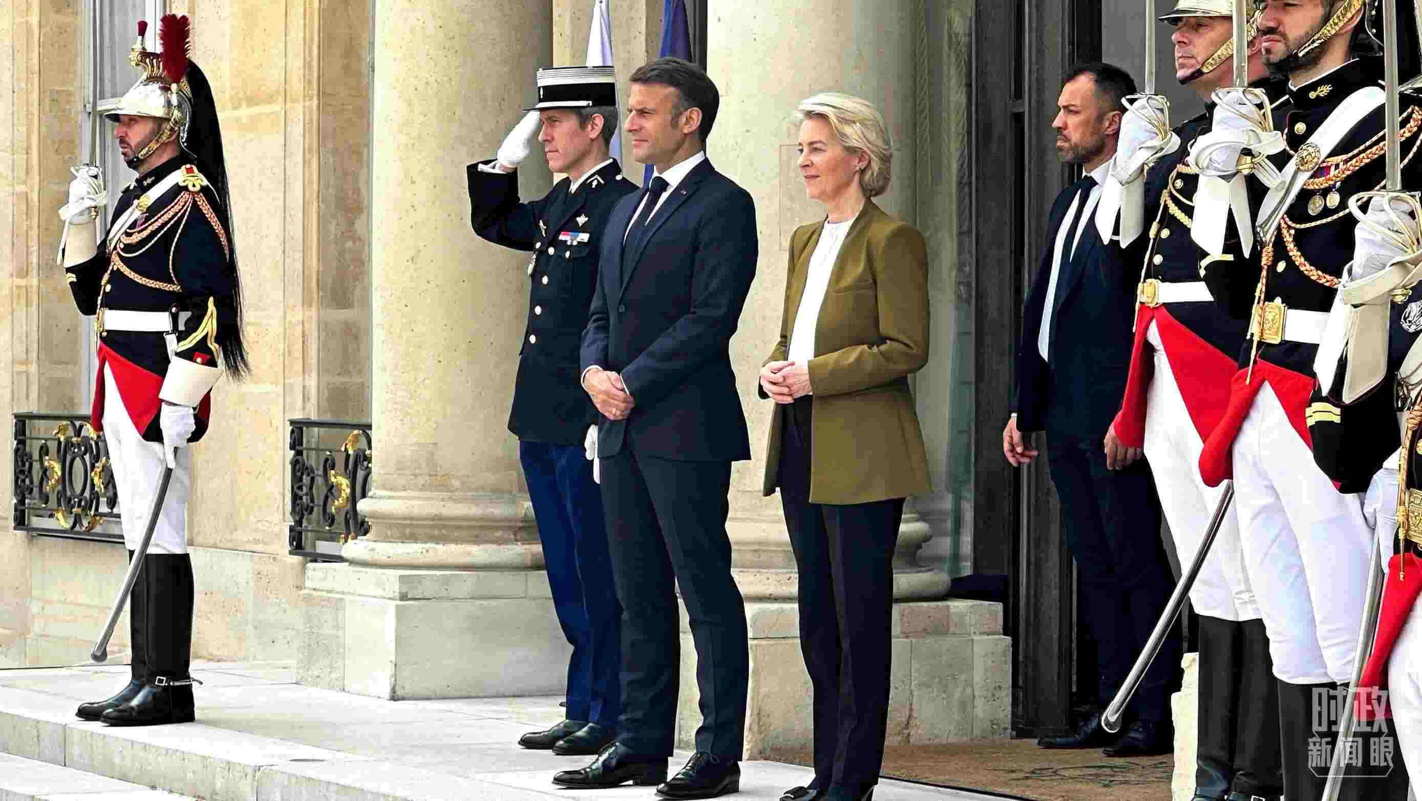 △中法歐領(lǐng)導(dǎo)人三方會(huì)晤后，馬克龍總統(tǒng)和馮德萊恩主席將習(xí)主席送至上車處。（總臺(tái)央視記者關(guān)舟拍攝）