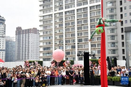 5月7日，演員在長沙國金中心表演木偶劇。新華社記者 陳振海 攝