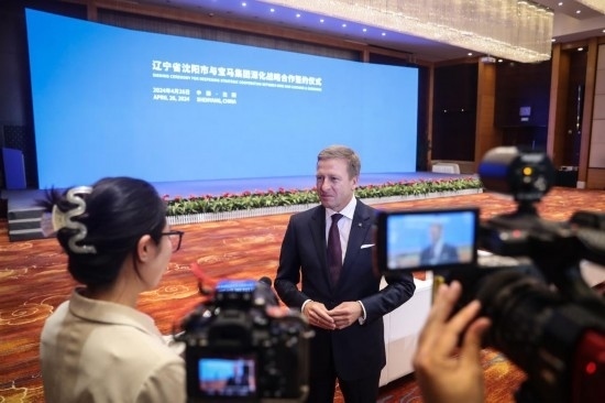 4月26日，寶馬集團(tuán)董事長齊普策接受采訪。新華社記者 潘昱龍 攝