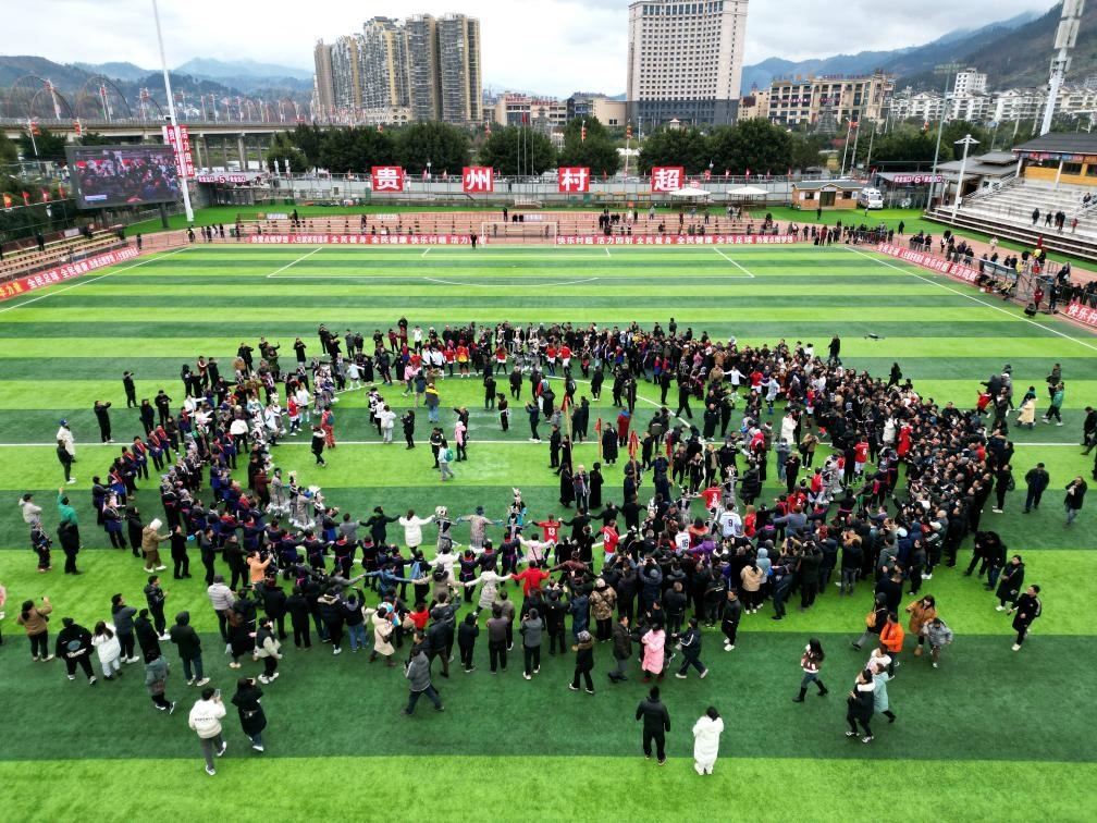 比賽結(jié)束后，兩隊隊員、親友團和大批觀眾手拉手跳起侗族舞蹈。新華社發(fā)（王炳真攝）