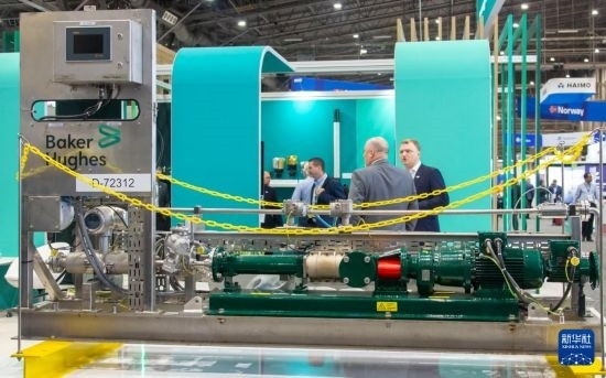 這是5月6日在美國休斯敦國際海洋油氣技術(shù)大會(huì)及設(shè)備展上拍攝的展示的裝備。新華社發(fā)（勞承躍攝）