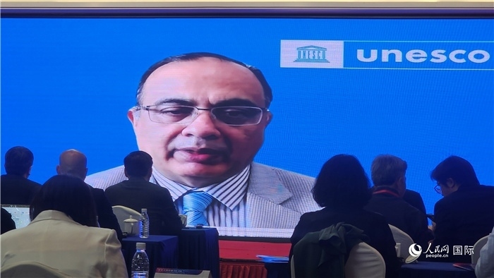 聯(lián)合國教科文組織駐華代表處代表夏澤翰通過視頻致辭。人民網(wǎng)記者 萬宇攝