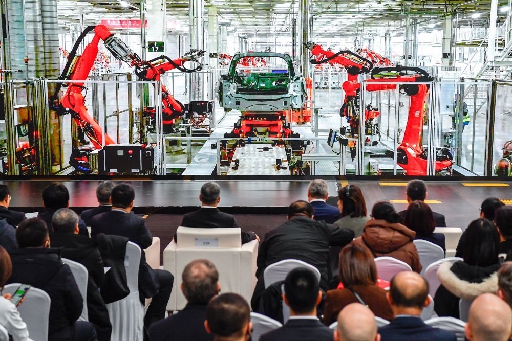 2024年1月26日，奧迪一汽新能源汽車有限公司預(yù)批量生產(chǎn)正式啟動(dòng)，嘉賓觀看奧迪一汽新能源汽車有限公司生產(chǎn)車間的宣傳短片。新華社記者 許暢 攝