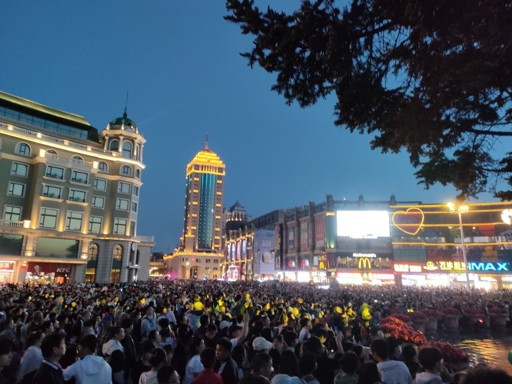 “五一”假期，哈爾濱松花江畔游人如織（2024年5月2日攝）。新華社記者 朱悅 攝