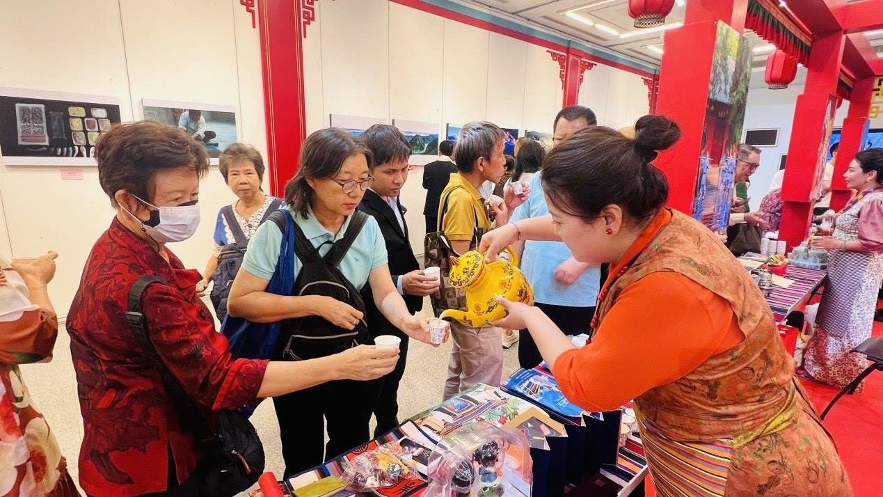 觀眾爭相體驗(yàn)酥油茶。曼谷中國文化中心供圖