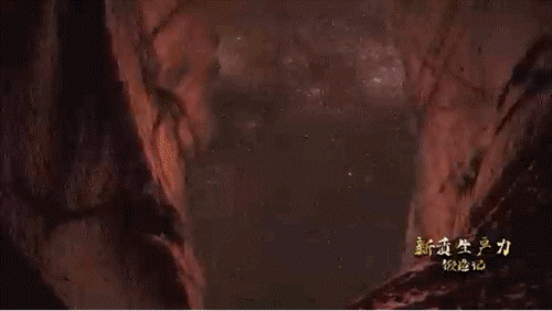 要甄別并發(fā)現(xiàn)暗物質(zhì)粒子，如同在一場人聲鼎沸的足球比賽現(xiàn)場聽見一根鋼針跌落的聲音。