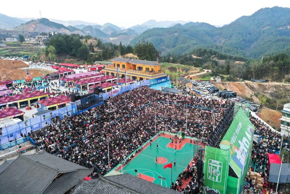 貴州省臺江縣舉辦的2024年“村BA”球王爭霸賽現(xiàn)場（2024年3月22日攝，無人機(jī)照片）。新華社記者 楊文斌 攝