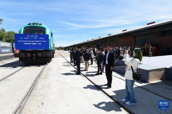 5月8日，在西班牙馬德里，嘉賓們參加中歐班列（義烏—馬德里）開(kāi)行十周年紀(jì)念號(hào)班列發(fā)車儀式。新華社發(fā)（古斯塔沃·巴連特?cái)z）