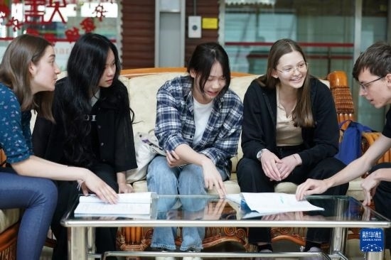 4月28日，宋智孝（右二）和胡靈月（左一）在北京首都師范大學(xué)校園內(nèi)與同學(xué)交流。新華社記者 彭子洋 攝