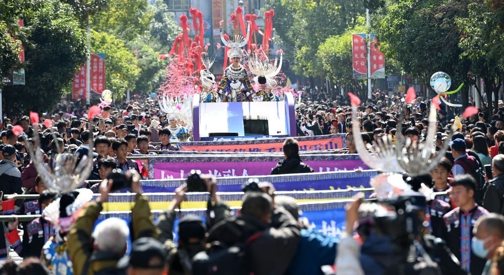 在貴州雷山縣縣城，苗族群眾身著盛裝，載歌載舞參加苗年和鼓藏節(jié)的巡游活動(dòng)（2023年11月16日攝）。新華社記者 楊楹 攝