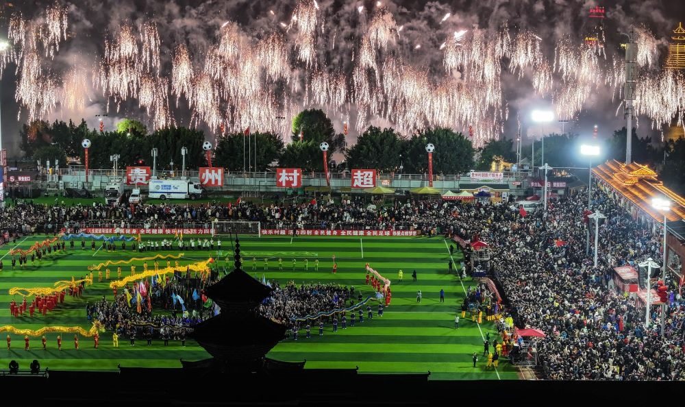 在貴州省榕江縣舉行的2024全國“村晚”示范展示活動(dòng)暨貴州“村超村晚”活動(dòng)中，音樂煙花秀精彩上演（2024年2月3日攝，無人機(jī)照片）。新華社記者 劉續(xù) 攝