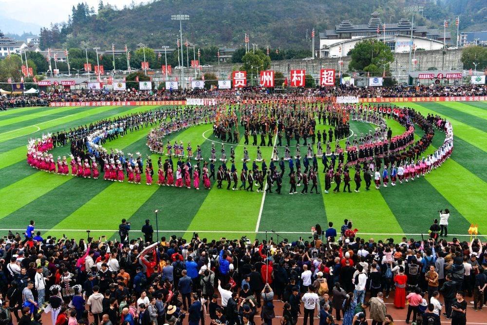 演員在貴州省榕江縣舉辦的2024年第二屆貴州“村超”總決賽開幕式上表演節(jié)目（2024年3月16日攝）。新華社記者 楊文斌 攝