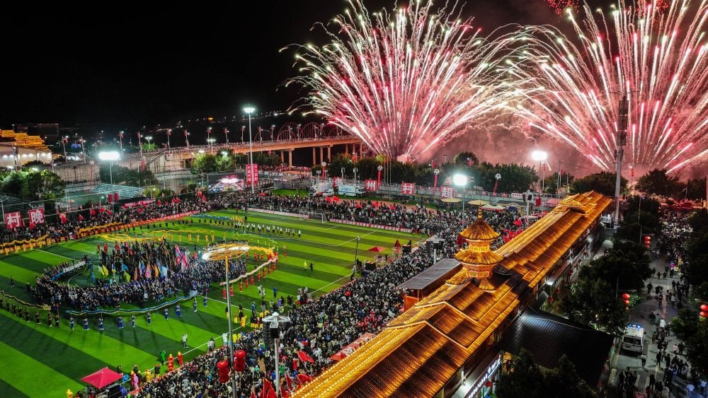 在貴州省榕江縣舉行的2024全國“村晚”示范展示活動(dòng)暨貴州“村超村晚”活動(dòng)中，音樂煙花秀精彩上演（2024年2月3日攝，無人機(jī)照片）。新華社記者 劉續(xù) 攝