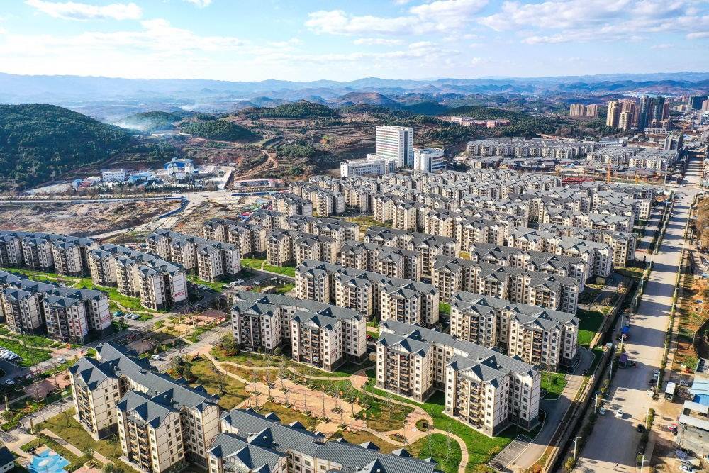 貴州省威寧縣五里崗街道朝陽新城易地扶貧搬遷安置小區(qū)（2021年11月28日攝，無人機(jī)照片）。新華社記者 楊文斌 攝