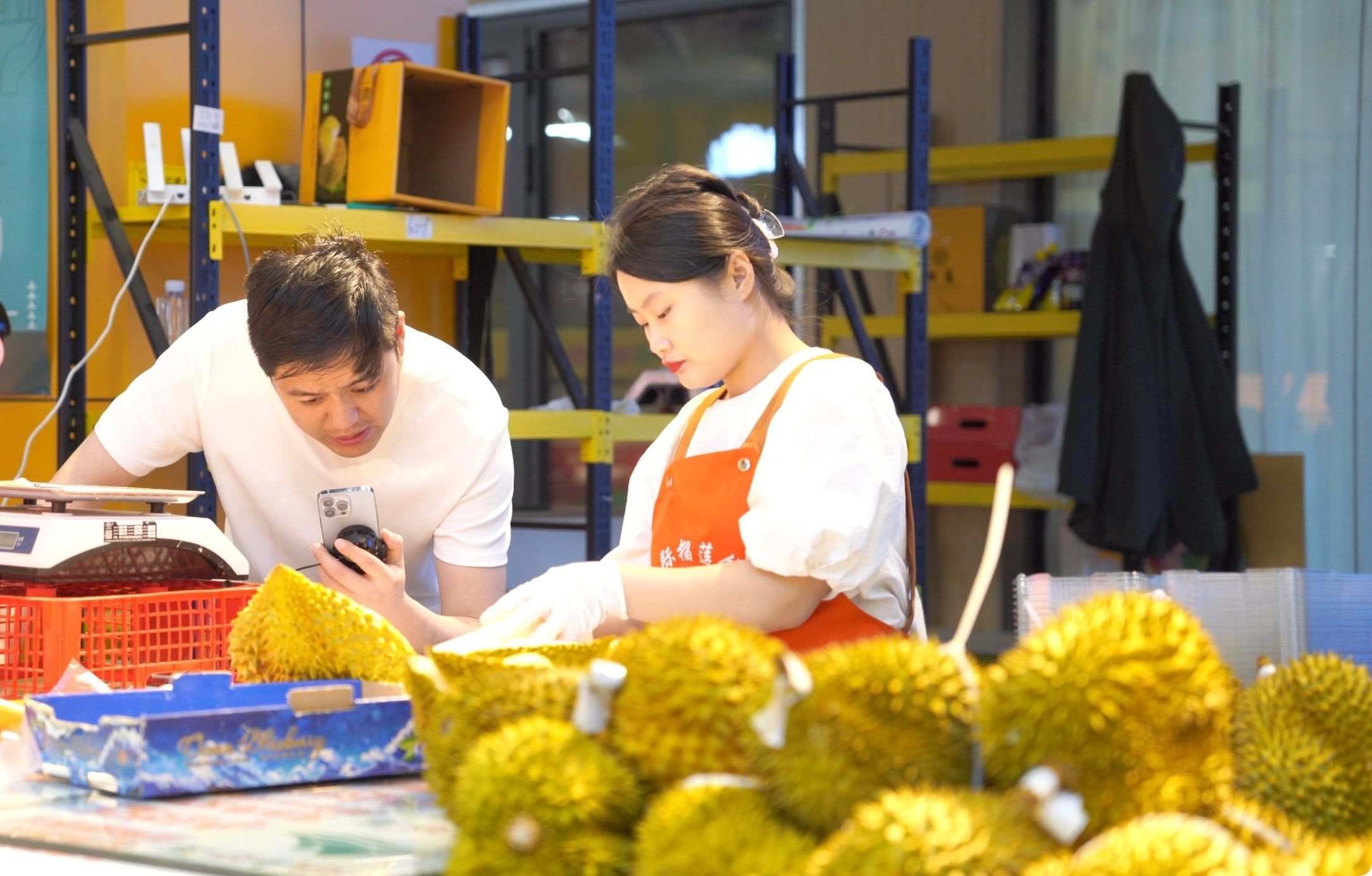 榴蓮商家正在通過(guò)手機(jī)直播銷(xiāo)售榴蓮。人民網(wǎng)記者申佳平 攝