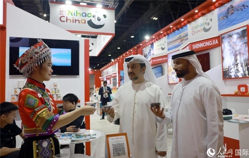 兩名阿聯(lián)酋觀眾在品嘗湖北名茶。人民網(wǎng)記者管克江攝