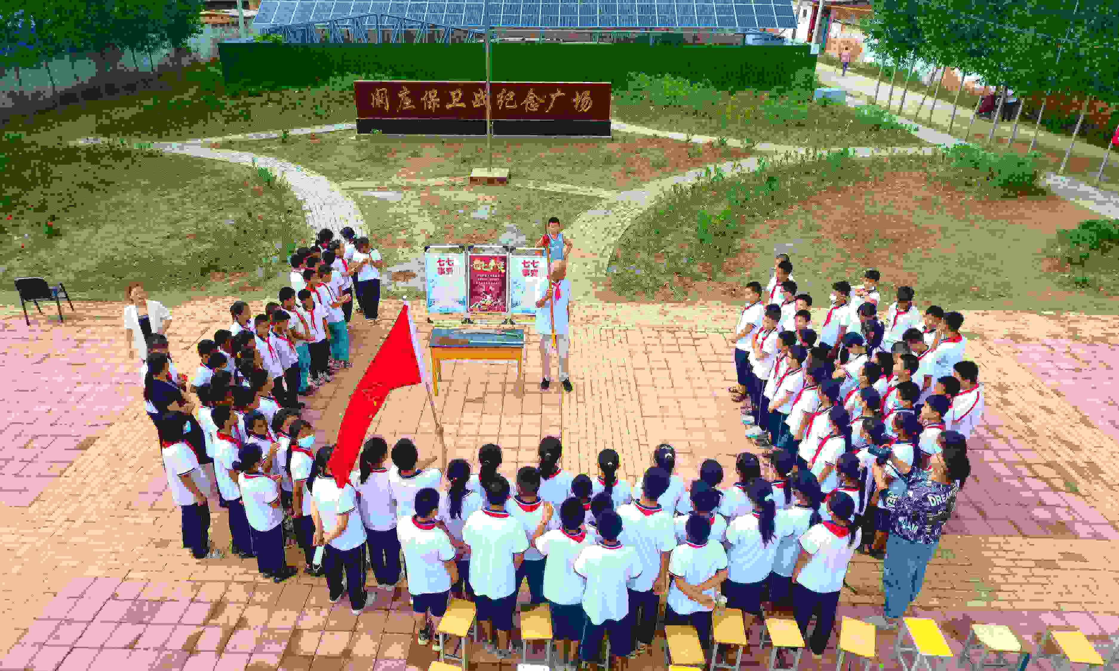 2022年7月6日，山東省聊城市，在茌平區(qū)菜屯鎮(zhèn)闞莊村的闞莊保衛(wèi)戰(zhàn)紀(jì)念廣場(chǎng)，闞莊保衛(wèi)戰(zhàn)親歷者王光木老人為小學(xué)生們講述抗戰(zhàn)故事，展示大刀、長(zhǎng)矛。