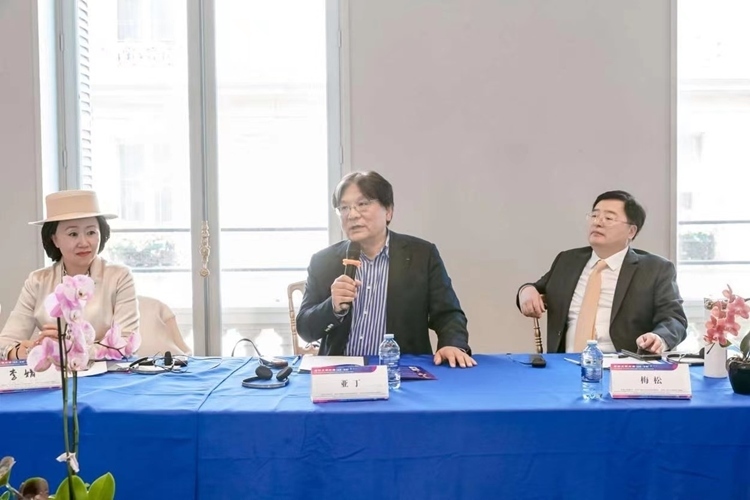 法中交流促進(jìn)會(huì)會(huì)長(zhǎng)、作家、翻譯家、法國(guó)最高榮譽(yù)騎士勛章獲得者亞丁發(fā)言（圖片：中國(guó)傳媒大學(xué)