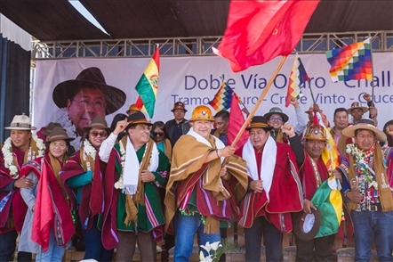 奧魯羅公路項(xiàng)目開工儀式現(xiàn)場，?？偨y(tǒng)路易斯·阿爾塞宣布項(xiàng)目開工。中國中鐵供圖