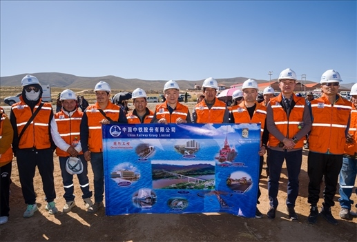 奧魯羅公路項(xiàng)目開工儀式現(xiàn)場，中國中鐵員工代表合影。中國中鐵供圖