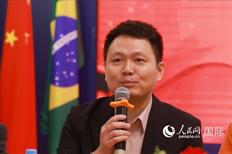 中國駐里約熱內(nèi)盧總領(lǐng)館副總領(lǐng)事王尉育在座談會上致辭。人民網(wǎng)記者 陳海琪攝