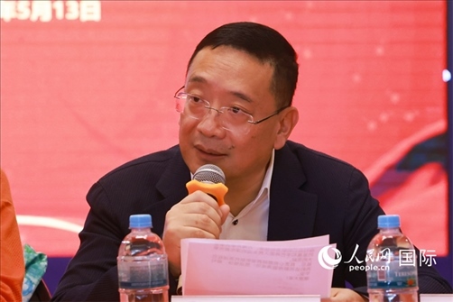 巴西文協(xié)主席上官建峰在座談會上致辭。人民網(wǎng)記者 陳海琪攝