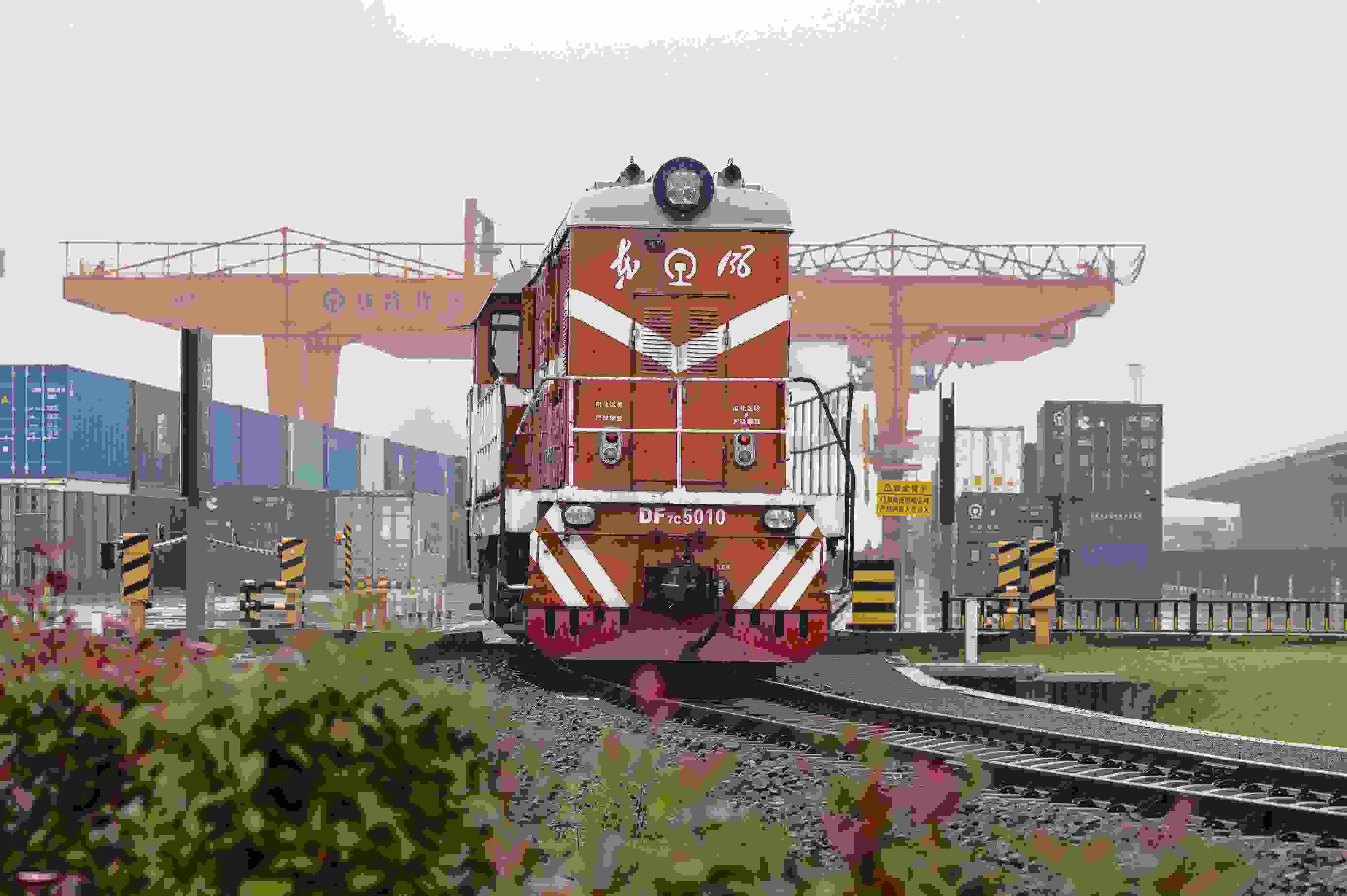 2024年5月5日，“五一”假期最后一天。在浙江省金華市金東區(qū)鐵路金華南站，一列滿載110標箱的中歐班列緩緩啟程駛往匈牙利。