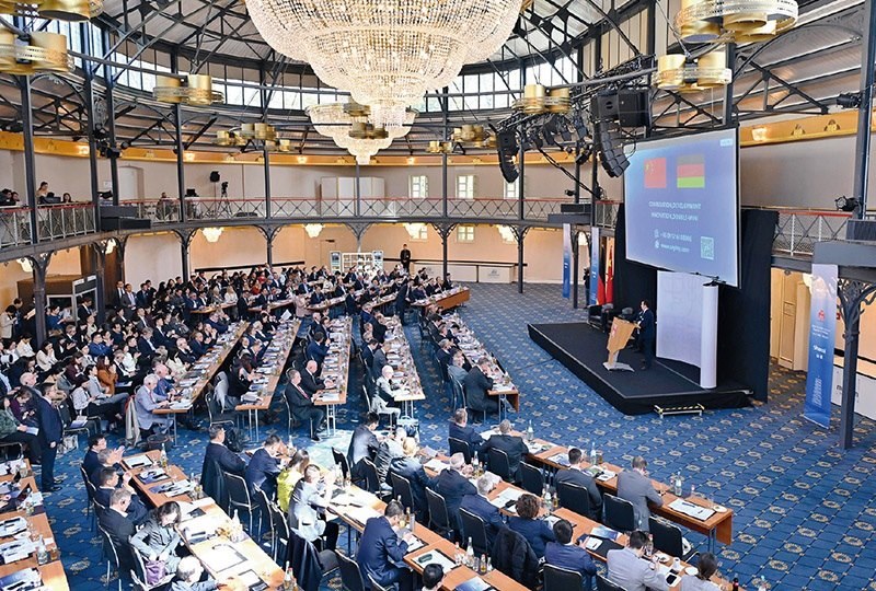 2024“投資中國”系列活動德國專場4月5日在巴登—符滕堡州首府斯圖加特市舉行，活動吸引德國工商界代表超300人參加。圖為當日拍攝的活動現(xiàn)場。 新華社記者 任鵬飛/攝