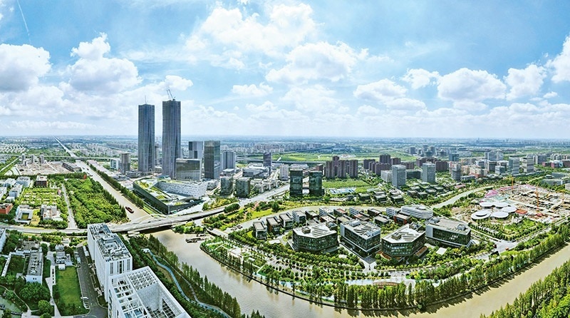 建立全國第一個國際貿(mào)易“單一窗口”，開設全國第一批自由貿(mào)易賬戶，設立全國第一家外商獨資醫(yī)院、第一家外商獨資公募基金公司、第一家外商獨資汽車制造企業(yè)……中國（上海）自由貿(mào)易試驗區(qū)掛牌以來，誕生了若干個“全國第一”，在制造業(yè)、金融業(yè)等數(shù)十個開放領域，實現(xiàn)一批全國首創(chuàng)項目落地。圖為上海自貿(mào)區(qū)張江片區(qū)（2023年9月10日攝，無人機照片）。 新華社記者 方喆/攝